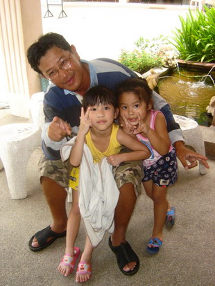 ปิดท้ายหนังรอบสาย ของวันนี้ ด้วยรูป...
ท่านหัวหน้าค่าย ส.300ยอด แระ ลูกสาว ที่น่ารัก 
ทั้งสองคนค๊า