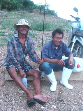 มาเจอ คนนี้ครับ ...**ไต๋ยอม**
นั่งถือคันเบ็ด ยอมแพ้อยู่ริมสันเขื่อน....
 :grin: :grin: :grin:
ไต๋