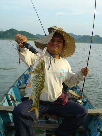 ...ไม้แรก ที่ชายหิน....
 :laughing: :laughing: :laughing:
ป๊อบสองที โดนตูมใหญ่ สะจายข้อย หล๊าย หลา