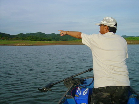 ขับเรือไปสำรวจหมายดีก่า.....
เดี๋ยวค่อยตกปลา...
 :grin: :grin: :grin:
ไม่อยากเลย แต่ก้อเอาน่า ดูห