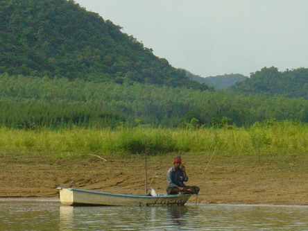 มีชาวบ้าน ตกปลาอยู่เหมือนกัน.....
ด้วยเหยื่อลูกปลา..
วิ่งเรือช้าๆ เข้าไปสอบถาม ได้ความว่า....
ช่ว