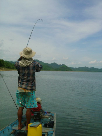 มาถึงเกาะ บริเวณ สันเขื่อนจอดเรือให้ดี 
แล้ว ลงยืนตามโขดหิน...ยืนตี ยืนหวดกัน
...ไต๋ยอม ไม่ลงจากเร