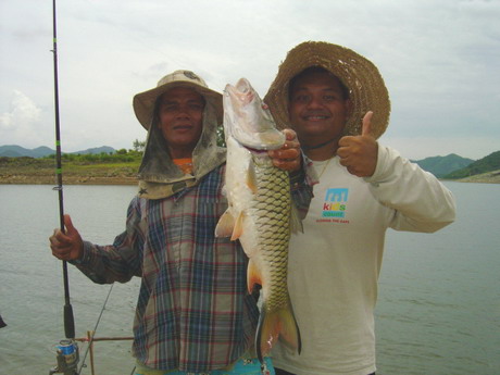 จอมโจร ชุกชุมจริงๆ แถวนี้..
 :laughing: :laughing: :laughing:
เสือมาด ได้โอกาศ รีบเข้าไปร่วมถ่ายรู