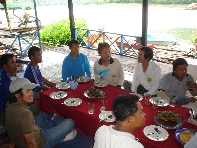 บรรยากาศในวงสนทนาครับ คงไม่พ้นเรื่องเด็ก เรื่องแห้ว 
-ผมโดนตัวนึงหลุดเมื่อเช้าพี่ถ้าไม่หลุดนะได้ลุ้