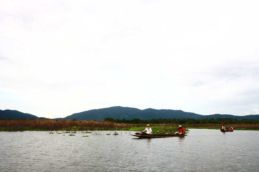 เรืออีกลำ ที่พายตีเหยื่ออยู่นั่น ก็เข้ามาทัก บอกว่า ชื่อ จิ๊ก (จำผิด ขออภัย) บอกว่าเป็นเพื่อน ของ น้