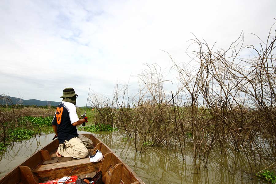 " ต้องลำบาก   ออกเรือไป " 