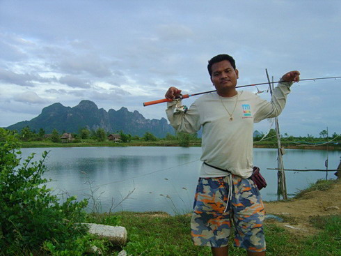 ไม่ง่วง...ไม่เพลีย....บ้างรึไงน้ามาด
ยกเรือขึ้น ลงซะหลายรอบ......
แถมเดินอีกเป็นกิโล ๆ...... :smil
