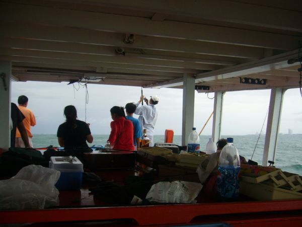 ท้ายเรือกินอีกแล้ว  หัวเรือ เงียบ :laugh