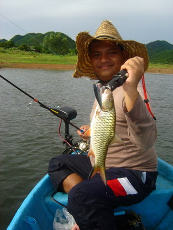 ตัวแรกของเช้านี้เป็นกระสูบ ขนาดปกติ พิมพ์นิยม...
 :grin: :grin: :grin:
มีลม มีฝน แต่ยังทนออกเรือมา