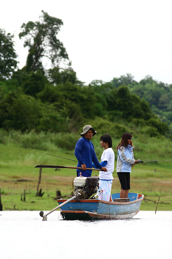 เลื่อนเรือไปอีกฝาก