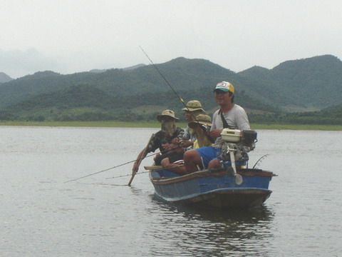 น้ามาด---โกๆ ๆ  มีก๋วยเตี๋ยวไร กินมั่ง....
 :grin: :grin: :grin:
....เรือลำนี้ คนขายเตี๋ยวแยะดีวุ้