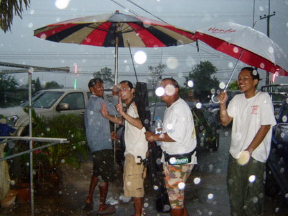 ฝนตก ฝนไล่ กลับบ้านกันแทบไม่ทัน...
ลากันแค่นี้...จบแล้วครับ หนังแจมป๋าต่อที่บ่อหนุ่ม
 :grin: :grin