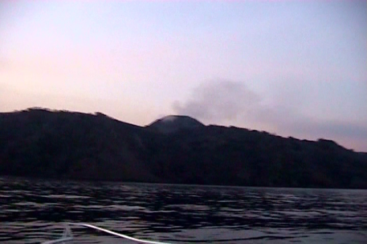 ภาพนี้เกาะภูเขาไฟ BARREL  เป็นเกาะภูเขาไฟที่ยังไม่ดับ ควันยังลอยกรุ่นอยู่เลยคับ :ohh: :ohh:
