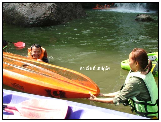 จะช่วยน้อง ๆ พลิกเรือ แต่ประทานโทษ
ทำไมมันหนักขนาดนั้นง่ะ...พลิกไม่ขึ้นเลย :laughing: