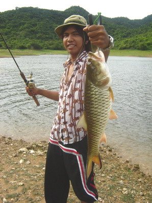 แล้วก้อได้มาเป็น.......
ทีเด็ดเขื่อนปราณ แบบนี้ หล่อไปเลย น้าโน๊ต.....
...น้ามาด รีบเข้าไปสัมพาษณ์