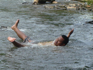 เย่ๆ ๆ ...เย็นซาบาย....
พ่อพลายเล่นน้ำ...
 :laughing: :laughing: :laughing: