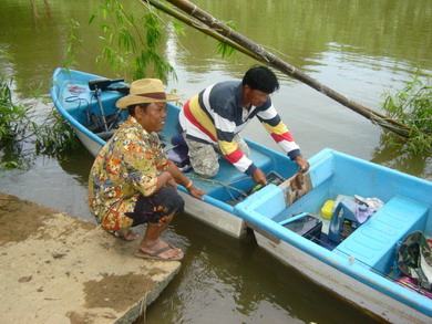 เอาเรือผูกกัน สองลำ...
 ไปกันแบบนี้เลย
 :grin: :grin: :grin:
ผู้ใหญ่ตุ้ม มาคอยดูแล ถึงท่าน้ำเลย ข