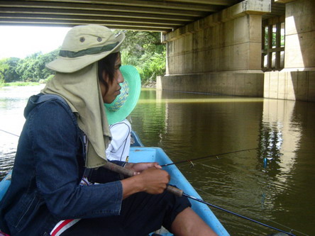 ล่องเรือ ตีเหยื่อไปเรื่อย ด้วยความหวัง...
อันริบหรี่...
 :grin: :grin: :grin:
