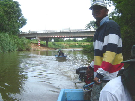 ขากลับ ก้อแยกเรือออกจากกัน อัน จ๊อยท์....
แล้วลากจูงเป็นเรือโป๊ะ กลับมาที่ท่าลงเรือ...
 :grin: :gr