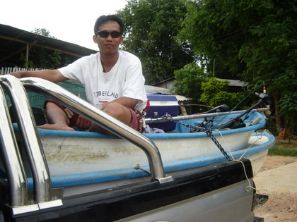 .....มาถึงฝั่งเอาเรือขึ้นรถเรียบร้อย
คราวนี้น้าเบ๊นซ์....ไม่รีรอ คอยท่า กระโดด แน่บ
ขึ้นกระบะหลังร