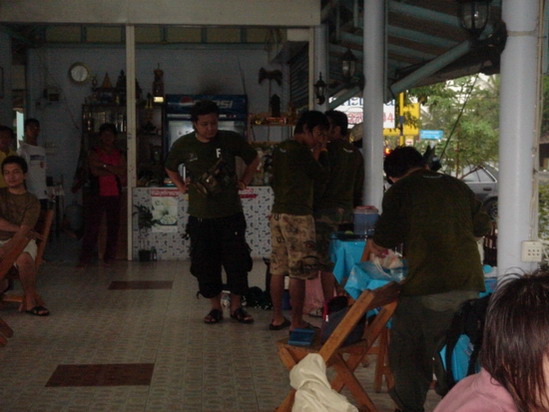 เข้ามาหลบฝนกันที่ในเรือนอาหารครับ :blush:


พอฝนซาก็เริ่มมอบรางวัลครับ :cheer: