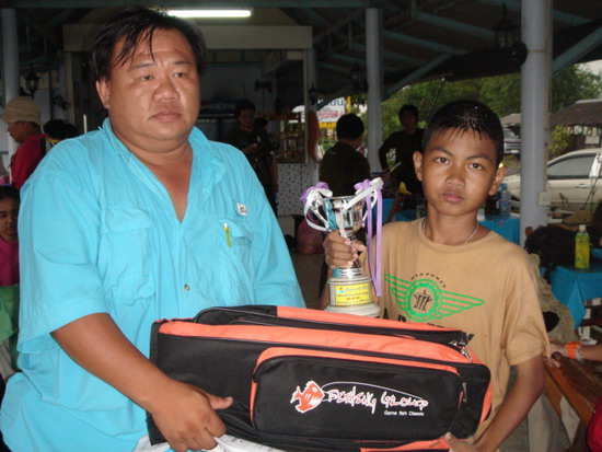 อันดับที่ 1 ปลาใหญ่ครับ น้องเต้เยาวชนอนาคตไกลรับถ้วยรางวัลพร้อมของรางวัลจากน้าเอกทีมขนุนครับ :cheer: