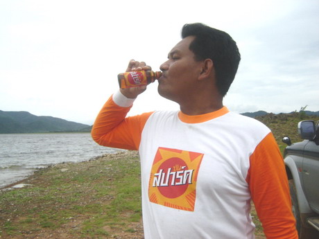 แดดร้อน ก้อมีเครื่องดื่ม...
 :laughing: :laughing: :laughing:
เครื่องดื่ม ยี่ห้อนี้ดี จำง่าย ชื่อค