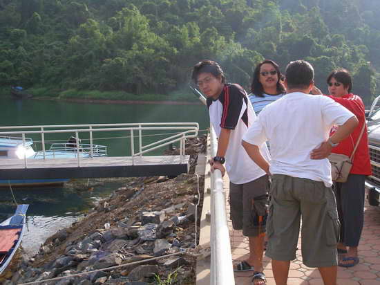 ถอดเสื้อมายืนบิดขี้เกียจชมวิว อยู่ริมท่าเรือครับ 

บรรยากาศ สมคำล่ำลือ

ส่วนเรือมารอพร้อมอยู่แล้