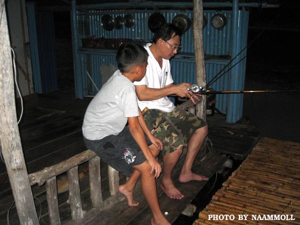 น้าพิชัยกะลูกชาย กำลังปรึกษากันว่า
พรุ่งนี้ลูกขับเรือพ่อจะโชว์เพลงกระบี่ให้น้าๆเขาชมกัน :laughing: