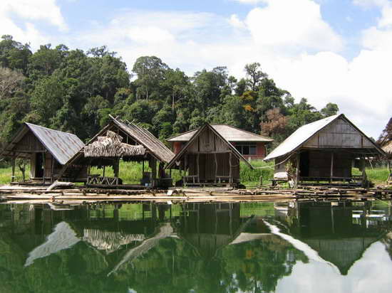 บรรยากาศ แพที่ไปพักกันครับ ดูเป็นธรรมชาติมาก

 :smile: :smile: