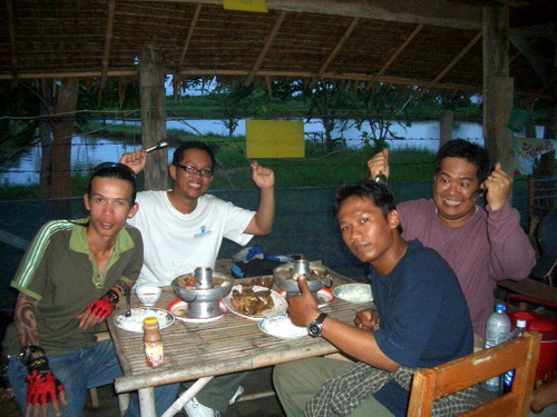 เสร็จแล้วก็รับประทานอาหารเช้ากัน  จึ๋ย !!!!

กินข้าวเช้ากันตอนเกือบทุ่ม  อกจากซุ้มแล้วไม่ได้กลับเข