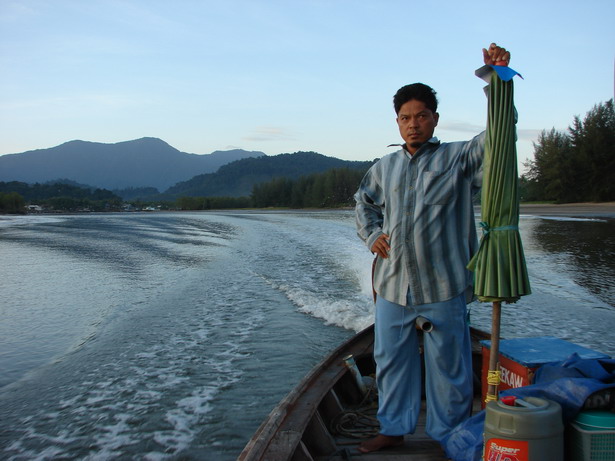 บังขาว  ได้นำเราออกจากท่าเรือ  ทริปนี้เราเดินทางมาถึงบ้านไต๋สาย  ปกติเราจะออกอยู่บริเวณปากร่องกำพวนต