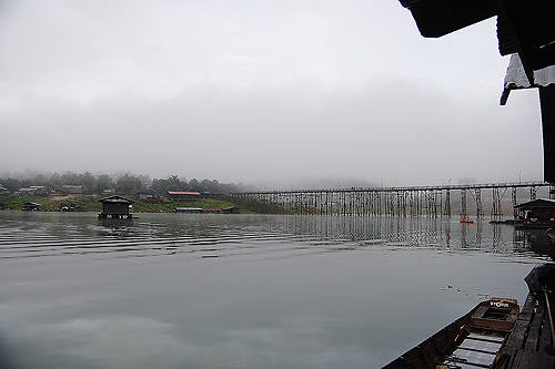 สะพานมอญ ยามเช้าวันที่จะกลับ เต็มไปด้วยทะเลหมอกเนื่องจากเมื่อคืนฝนตกทั้งคืน...ไม่ต้องไปถึงภูชี้ฟ้า แ