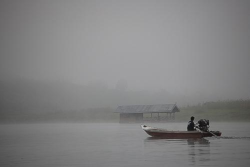 เรือก็ยังวิ่งครับ ในทะเลหมอกยามเช้าแบบนี้ :cool: