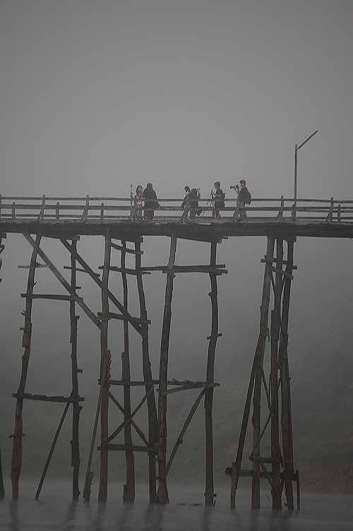 ซูมไปที่สะพานมอญยังมีคนไปถ่ายรูปด้วยอ๊า  :grin: