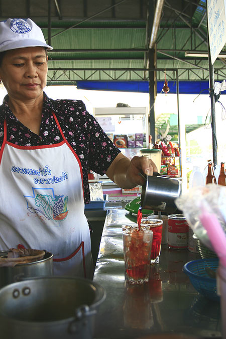 ชาน้ำเย็นชื่นใจ ดับความร้อนรุ่ม ของคนบางคน... :grin:

ไม่ได้ออกจากบ้านมานาน...ใครน้อ.. :grin: