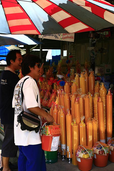 มีต่อรองราคานิดหน่อย.... :grin:

-แม่ค้าครับ...3 ถัง 100 ได้มั้ยครับ.... :grin:

-ได้จ้ะ...ถังเป