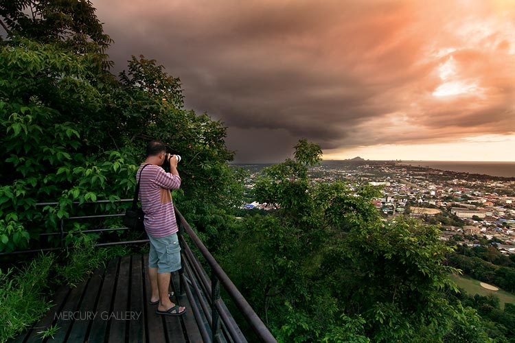สงสัยผมจาพาฝนมาด้วยจากชุมพร แสงไม่มีเลยครับ เลยได้บรรยากาศพ้าฝนคะนองมาแทน 

ไปถ่ายกับน้าพินิจสนุกม
