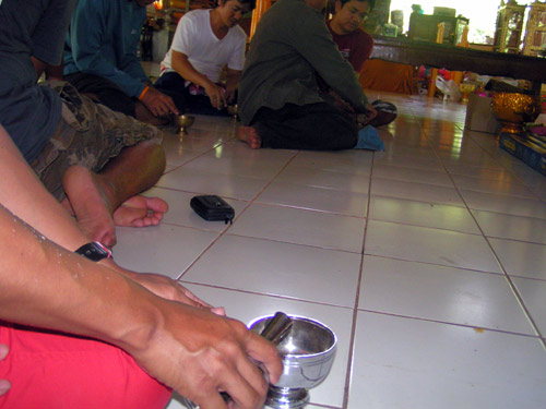 ทำบาปตกปลากันมาเยอะ
ถึงเวลาต้องชดเชย.....
กรวดน้ำแผ่เมตตาจิตให้เจ้ากรรมนายเวรทั้งหลาย :cheer: