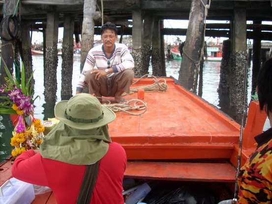 ไหว้แม่ย่านางก่อน...โอมขอปลาไปกินบ้างนะครับ.. :love: :love: