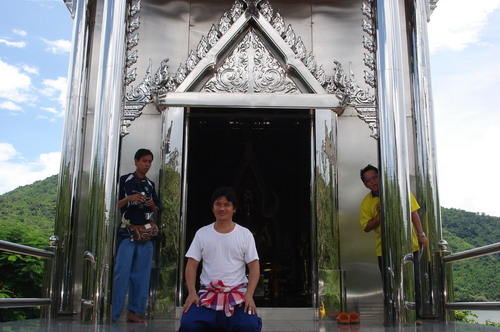น้าโรจน์   อะไรอยู่ข้างหลังนะ.................... :laughing:
