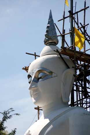 องค์พระสแตนเลสที่ยังรอให้ใครอีกหลายคนช่วยทำบุญเป็ส่วนหนึ่งในการซื้อแผ่นสแตนเลสติดองค์ครับ  :love: