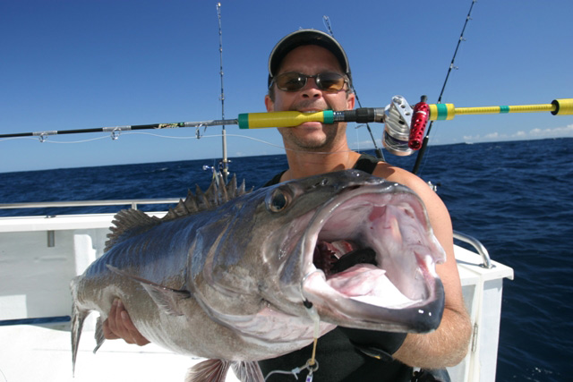 และแล้วมันก็ขึ้นมาจากกองหิน ไม่รู้เป็นปลา SEABASS หรือป่าว ไม่แน่ใจ ผู้รู้ช่วยบอกกน่อยน่ะครับ ในเวปบ