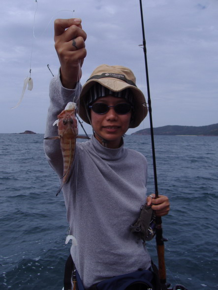 แล้ว๒พี่น้องเลข ๑๐ ก็เผ่นไปท้ายเรือ ให้พ้นจากรัศมีการกวาดเท้าของพี่ติ่ง  
แล้วก็สอย เก๋าตัวน้อยมา ๑