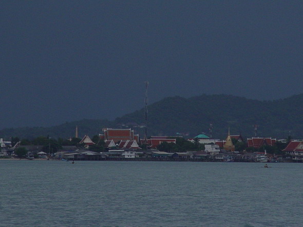 วัด นั่น ๆ ๆ ๆ วัด
ฝั่งแผ่นดินใหญ่
และ เมฆฝนที่ไล่มาเรื่อยๆ