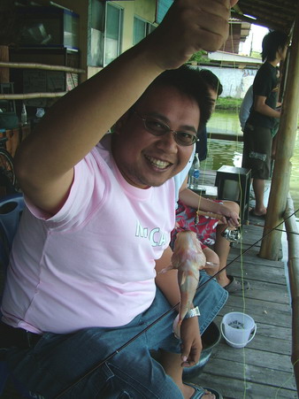 เอ้า รางวัลจะมีมั้ยเนี่ย.....
ได้ปลาบู่ ตัวน้อย แบบนี้....
 :laughing: :laughing: :laughing:
เค้า