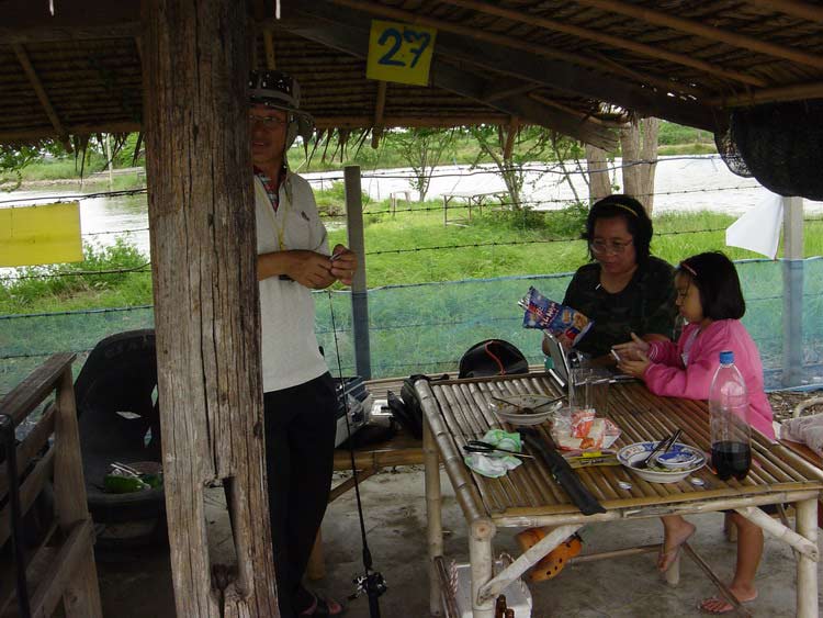 ด้านขวา พี่หมู กับิน้องฟ้า ผบ.ทบ.ของ