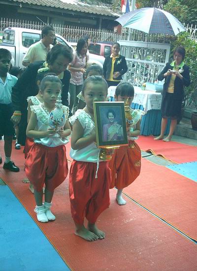 ภูมิใจครับ เป็นตัวแทนของโรงเรียนถือพระบรมฉายาลักษ์ :cheer: :cheer:
