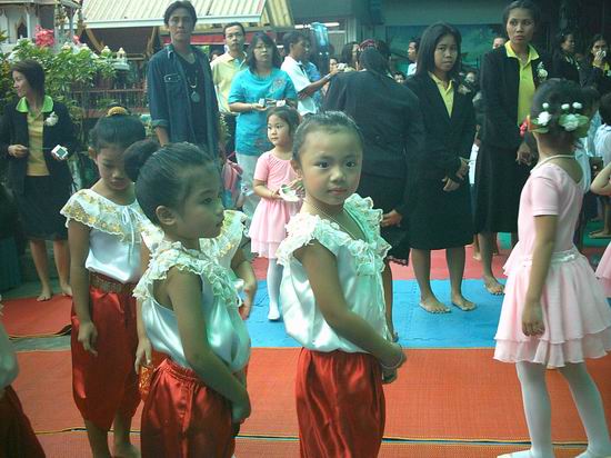 ตอนนี้ลูกสาวเตรียมรำถวายพระพร :cheer:
ส่วนคุณพ่อตอนนี้ใจไปอยู่ที่บ่อหนุ่มแย้ว :laughing: :laughing: