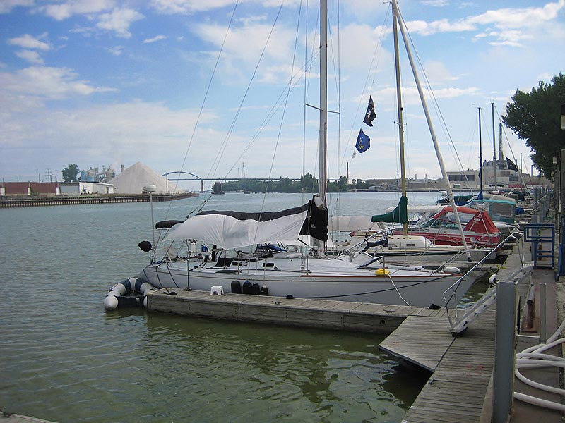 มาอยู่ Wisconsin เมือง Green Bay ด้านหลังที่พักเป็นที่จอดเรือ ซึ่งคนอเมริกันที่มีเรือจะอาศัยในเรือกั